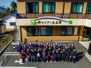 笑顔のスタッフ集合写真