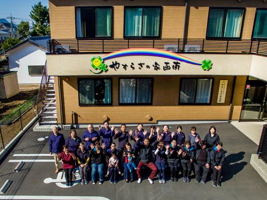 笑顔のスタッフ集合写真