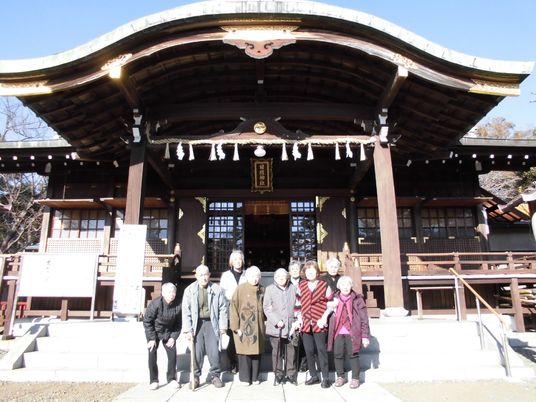 神社前で集う人々