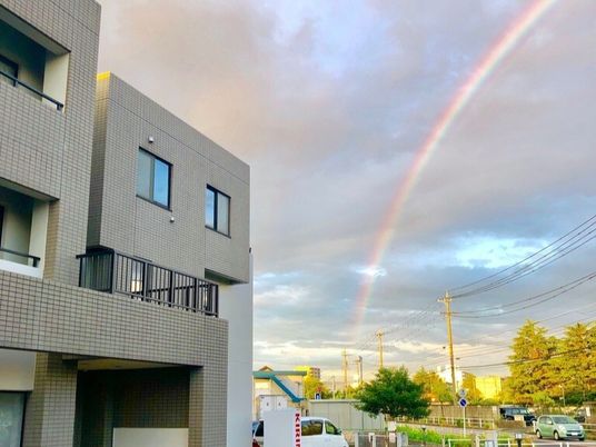 虹が架かる夕暮れの外観