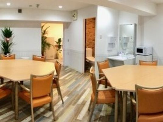 オレンジの椅子がある食堂