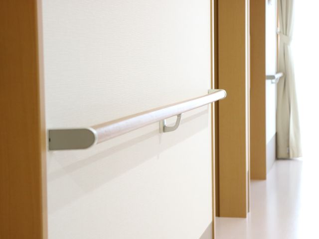 安全な手すり付き廊下 通路 手すりが取り付けられた廊下は、歩行に不安がある方も安心して移動ができる設計になっています。ゆとりを持って設計されたスペースは、快適な通路を提供しています。