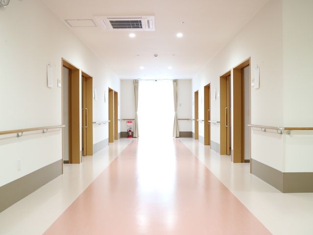 手すり付きの明るい廊下 通路 手すりが設置された清潔感あふれる廊下は、安心して歩行できるよう配慮されています。快適に過ごせる環境が整っており、日々の生活がサポートされています。
