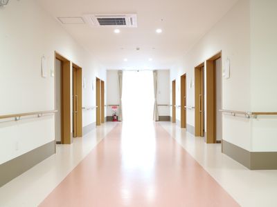 手すり付きの明るい廊下