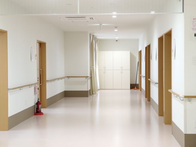 廊下の明るいイメージ 通路 清潔感溢れる廊下が広がり、安全な手すりが設置されています。そこはどなたも快適に過ごせるような配慮が感じられる空間です。