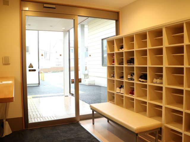 玄関と靴棚のエントランス 玄関 ゆとりあるエントランスは明るく、座りやすいベンチも完備しております。また、靴の収納スペースも広く使いやすくなっています。