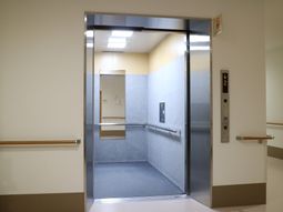 清潔なエレベーター入り口