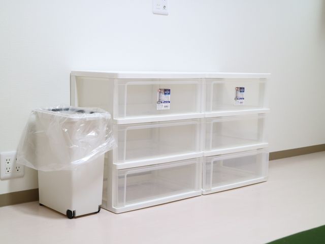 整理棚とゴミ箱の部屋 収納 清潔感あふれる空間に配置された整理棚は、物の整頓に役立っています。使い勝手を考えたゴミ箱も併設されております。