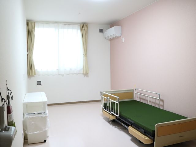 清潔な居室の一角 居室 広々とした居室には、必要な設備が整っており、安心して日々を過ごせる環境が備わっています。