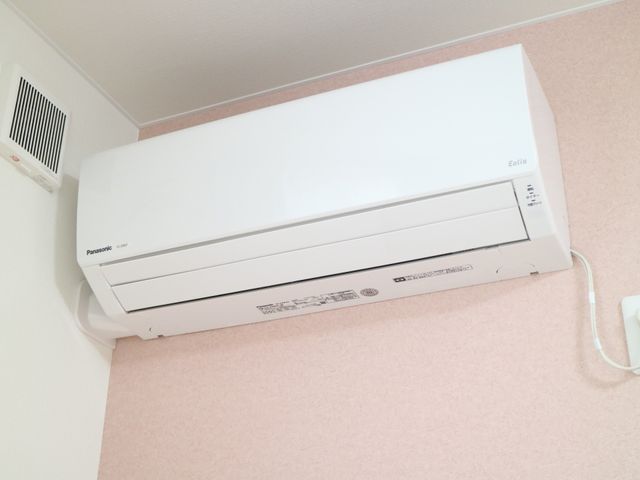 エアコンの取り付け例 居室 全居室に完備されたエアコンは、夏涼しく冬暖かい環境を保ちます。快適な職場環境でお仕事しませんか。