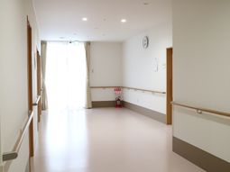 明るく清潔な廊下