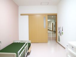 清潔な居室のベッド