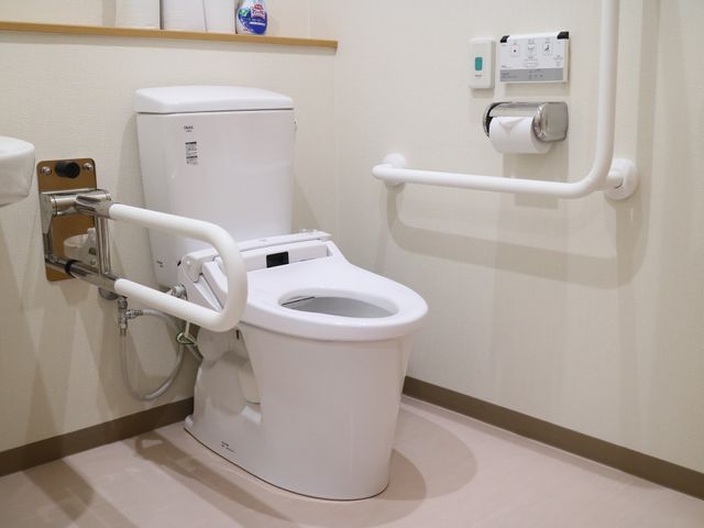 バリアフリートイレ設備 トイレ 手すり付きの清潔なトイレです。利用者の自立を支援する設計になっており、安全かつ快適にご利用いただけます。