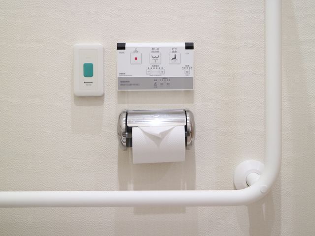 トイレ周辺設備 トイレ 清潔感のある洗面スペースが整っており、手すりも設置されているため、安心してご利用いただけます。