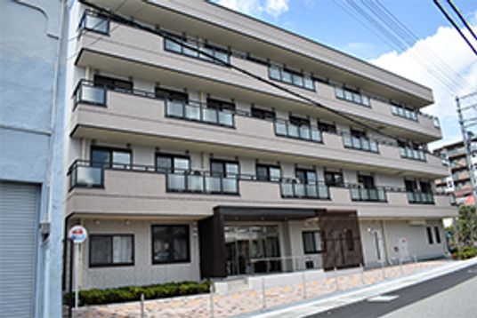 多層階の建物外観