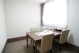 明るい食卓セットの居室