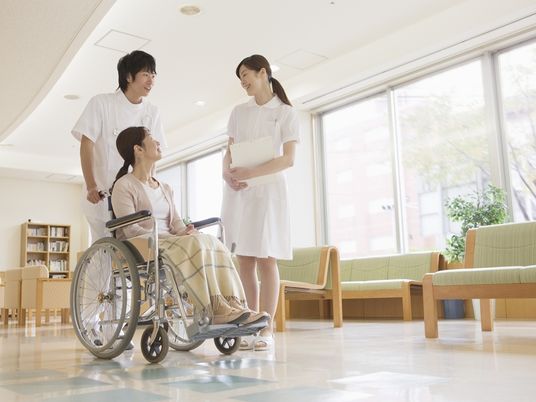 車椅子の利用者とスタッフ