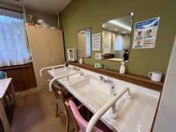 明るい洗面台のある部屋