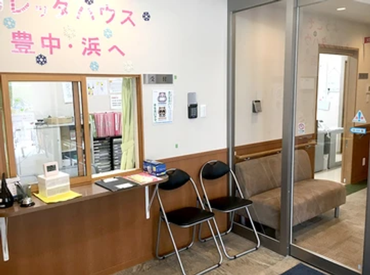 アットホームな受付と待合スペース
