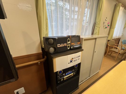カラオケ機材と室内