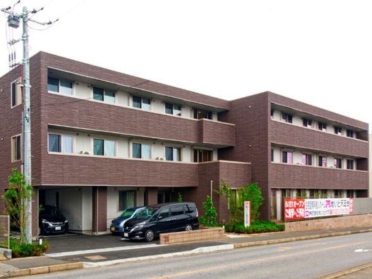 茶色の外壁の建物外観