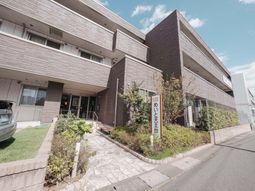 緑に囲まれた外観