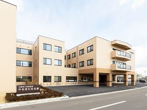明るい外観の施設  