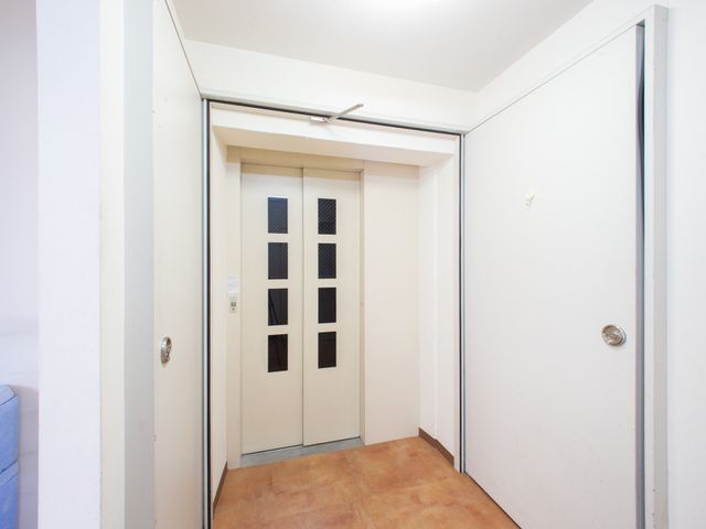 清潔なエレベーター前廊下 エレベーター ガラス戸が設置されたエレベーターは、清掃が行き届いており快適。スムーズな移動を支える設備が整っています。