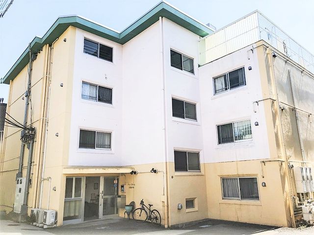 白い建物の外観 外観 すっきりとしたデザインの建物の入口です。通勤に便利な自転車置き場が整っており、待機スペースも広々としています。