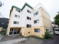 清潔感のある建物エントランス