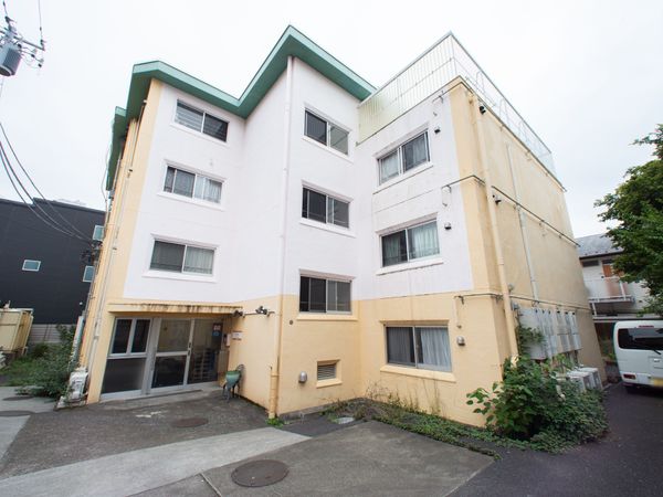 清潔感のある建物エントランス