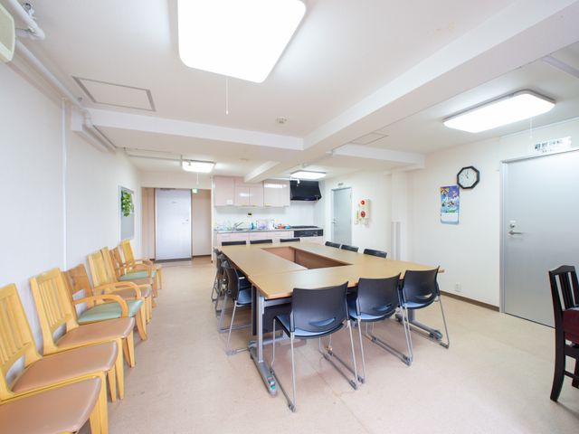 清潔感ある休憩室空間 多目的室 椅子が並ぶ広々とした空間は日々のコミュニケーションに適しており、職員同士の休憩にも快適です。