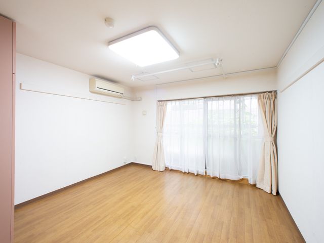 空間広い居室の内観 居室 ゆったりとした造りの居室です。自然光が差し込み、穏やかな時間を過ごせる環境が整っています。