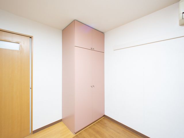 シンプルな洋室クローゼット 居室 ゆとりあるクローゼットが完備された洋室です。個々の収納ニーズに合わせた空間をご利用いただけます。
