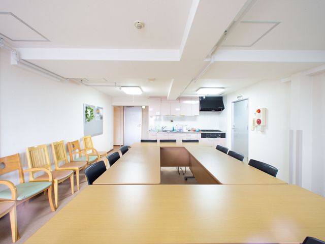 清潔な食堂の一角 共有スペース ゆったりとしたダイニングで食事の準備ができ、居心地の良い椅子が並んでおり、交流の場を提供します。