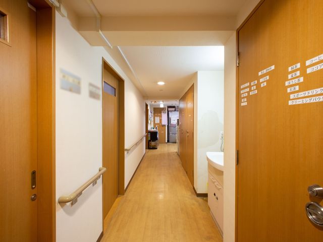 木目調の温かい廊下 廊下 手すりが設置された明るい廊下です。清潔感あふれ、安全に配慮された設計となっております。