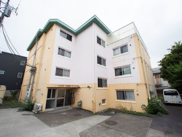 多階層の建物正面 外観 手入れされた建物前面が見えます。快適な環境で働ける施設をお求めなら、ぜひ一度足を運んでください。