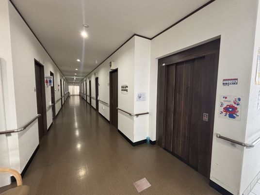 長い廊下とエレベーター