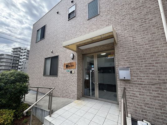 レンガの壁の建物外観