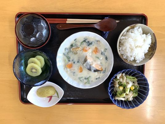 食事メニューの盛り合わせ