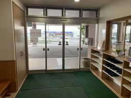 ガラスドアの出入口