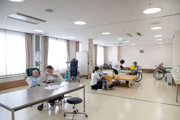 機能訓練が行われる広々とした部屋