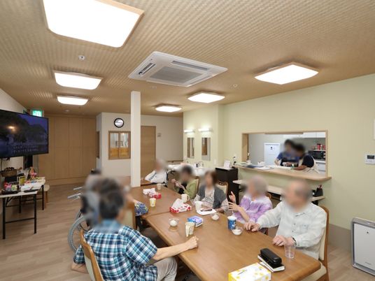 多様な利用者がいる食堂