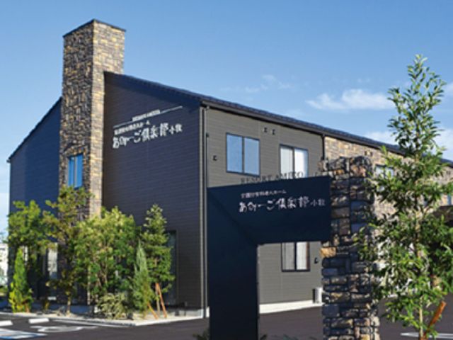 モダンなデザインの外観 外観 清潔感のあるモダンな建物は、働く環境としても心地よさを提供しています。緑に囲まれて、訪れる人に穏やかな時間を与えます。