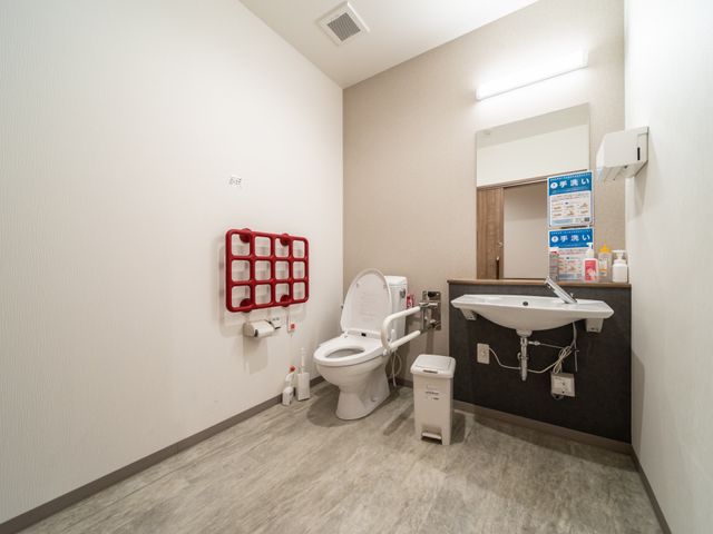 バリアフリートイレ トイレ 手すりが設置された広々とした清潔なトイレです。安心してご利用いただける機能的な空間が整っております。