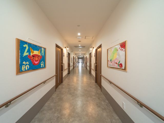 廊下に飾られたアート作品 廊下 廊下に彩りを添えるアート作品が、訪れる人々を温かく迎えてくれます。ゆったりとした幅で、どなたも安心して通行できます。