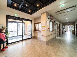 廊下の明るく広々とした空間