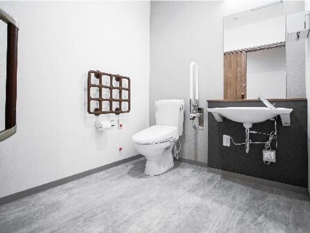 バリアフリーのトイレ空間 トイレ 手すりが備えられた清潔なトイレ空間です。どなたでも安心してお使いいただける設計になっております。