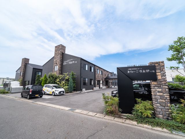 施設の外観と看板 外観 モダンなデザインの建物が並ぶ落ち着いた雰囲気の空間です。働く場として、心地よい環境が提供されています。