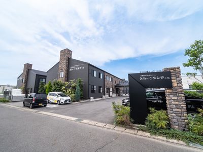 施設の外観と看板